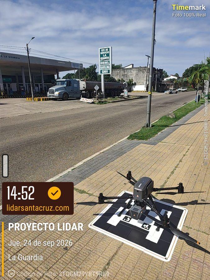 Dron con sensor LiDAR sobre su plataforma de despegue en una avenida de La Guardia, Santa Cruz, durante el levantamiento para repavimentación