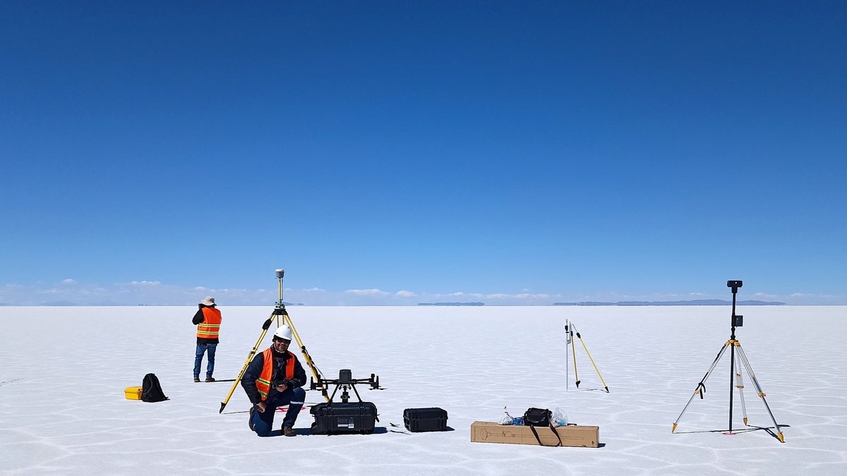 Equipo de levantamiento en el Salar de Uyuni con la base GNSS sobre trípode, el dron LiDAR y los estuches de transporte