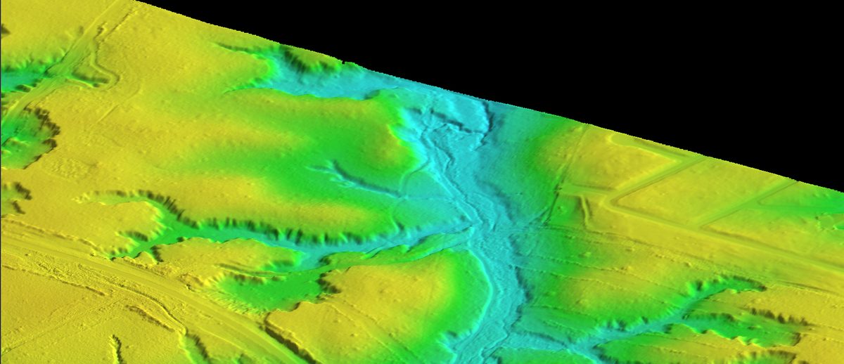 Modelo digital de terreno LiDAR de la misma zona con la vegetación filtrada: se ven el cauce, los caminos y el relieve real