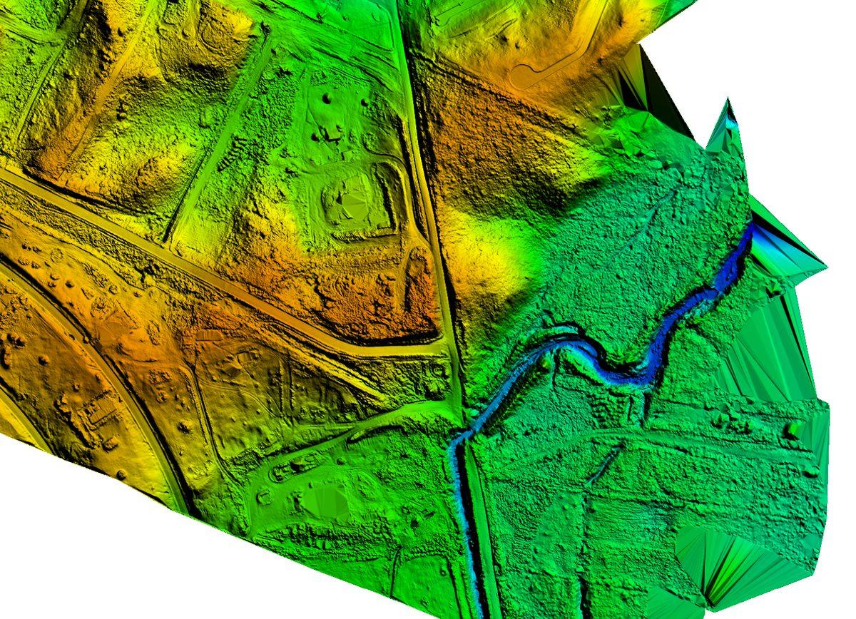 Modelo digital de terreno sombreado con la red de drenaje y las vías visibles bajo la cobertura vegetal