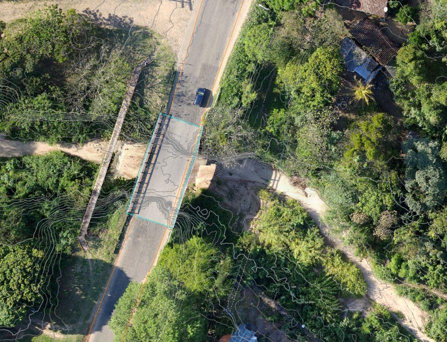 Curvas de nivel derivadas del LiDAR superpuestas a la ortofoto de un puente vial y su quebrada