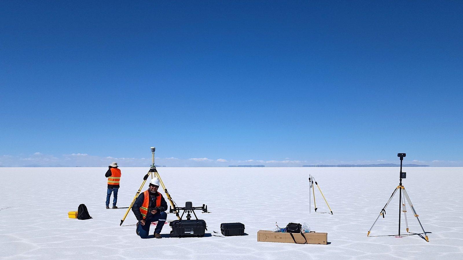 Equipo de levantamiento en el Salar de Uyuni con el dron LiDAR, la base GNSS sobre trípode y los estuches de transporte